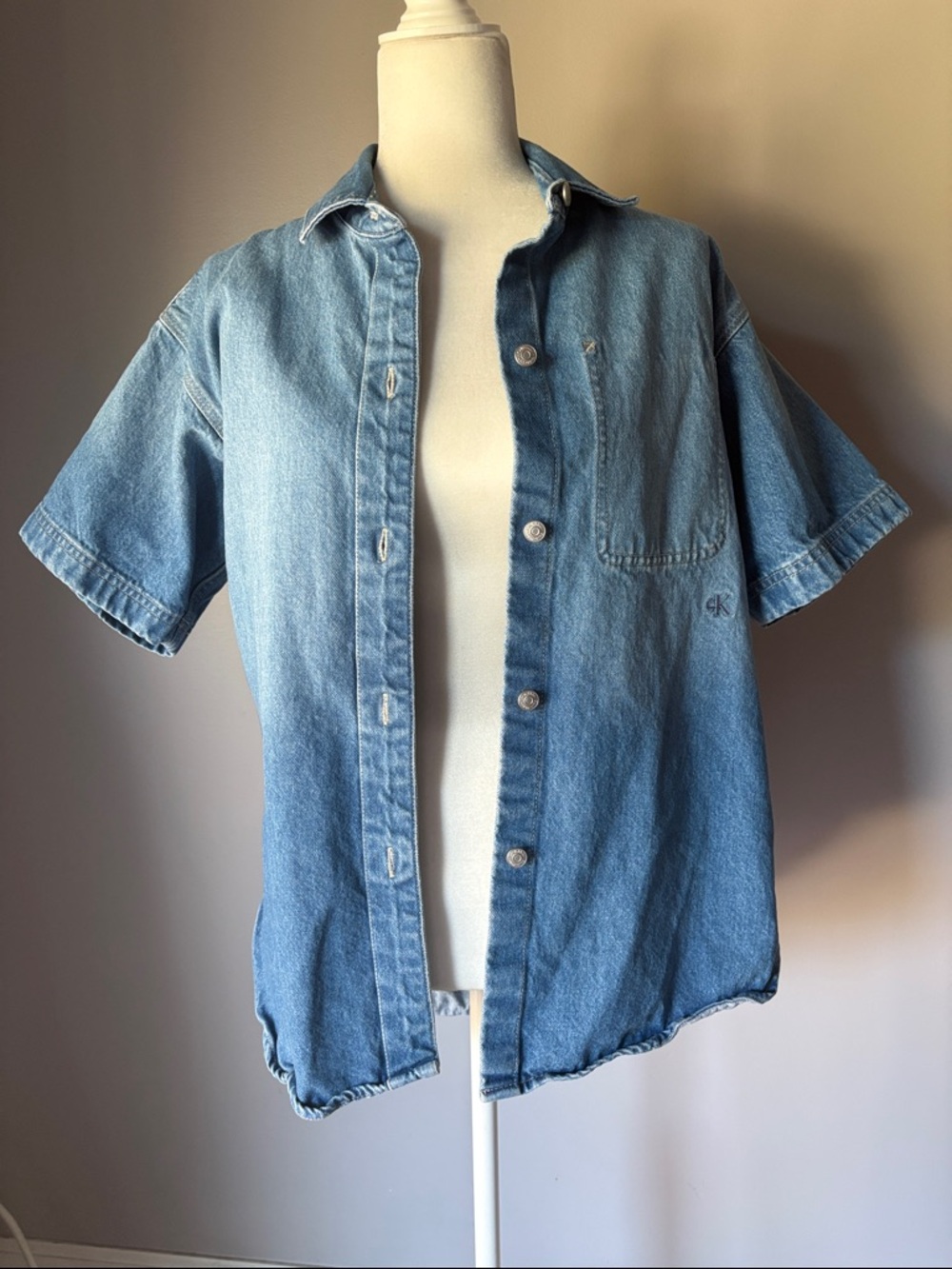 CALVIN KLEIN Women’s Oversized Denim Short Sleeve Utility Shirt